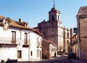 Villacastín, con la sólida iglesia. Foto guiarte. Copyright