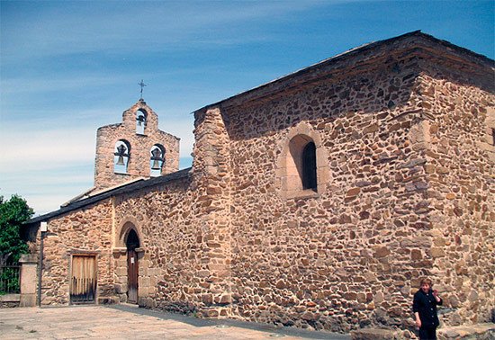 Exterior de la iglesia de Santo Tomás de las Ollas, en las afueras de Ponferrada.Imagen de guiarte.com.