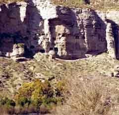 En el farrallón de marga yesera aparecen las oquedades de las cuevas neolíticas de Perales de Tajuña. Foto guiarte. Copyright