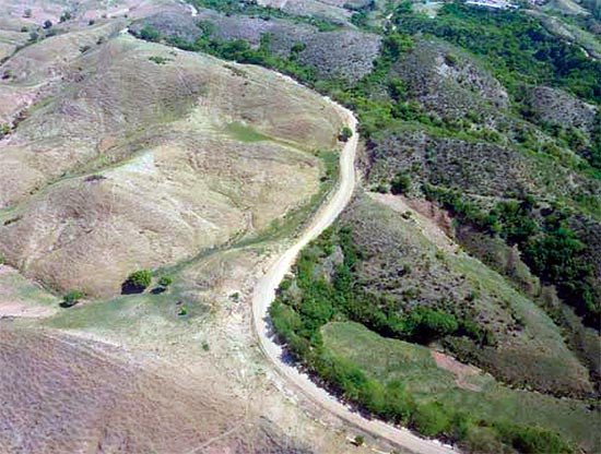 Los diferentes niveles de cobertura abórea en la frontera Haití-Republica Dominicana, en la cuenca del Río Artibonito, muestran un complejo problema de deforestación. 2011 © UNEP