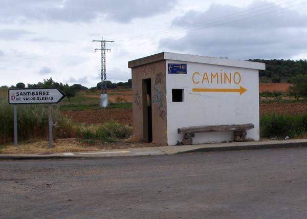 Una señal, poco antes de Astorga, que conduce a los peregrinos por un Camino recién inventado. imagen de guiarte.com