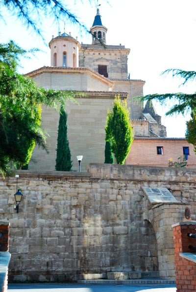 En algunas partes de la ciudad de Viana aún aparecen los fuertes muros que no recuerdan la cualidad de plaza fuerte desde la Edad Media. Fotografía  de José Holguera. Guiarte.com.