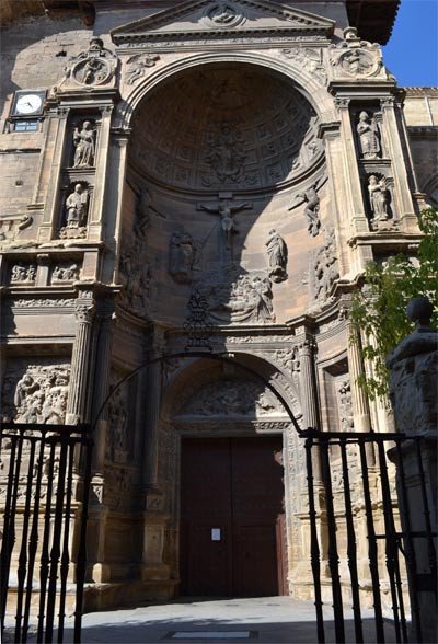 Una placa de mármol blanco, ante la magnífica fachada de Santa María, nos recuerda que estamos ante la memoria del caudillo Borgia. Fotografía  de José Holguera. Guiarte.com.