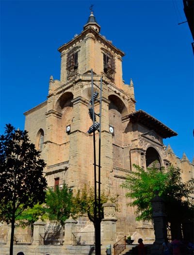 La poderosa mole de la iglesia de Santa María, en Viana. Navarra. Fotografía  de José Holguera. Guiarte.com.