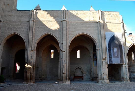 Restos góticos de una de las naves laterales de San Pedro de Viana, Navarra. Fotografía  de José Holguera. Guiarte.com.