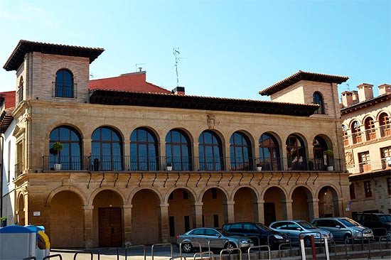 Otro de los excelentes edificios de Viana, Navarra: Balcón de toros. Fotografía  de José Holguera. Guiarte.com.