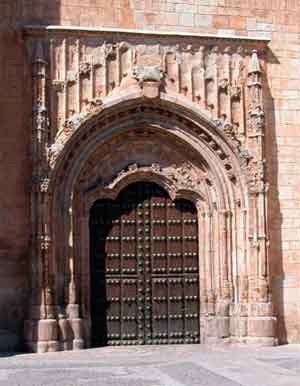 Puerta de la iglesia de la Asunción, un buen trabajo de gótico florido. 