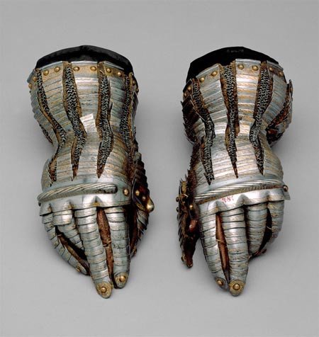 Los guantes de la &#8220;Armadura de Túnez&#8221; del emperador Carlos V. Desiderio Helmschmid (1513-1579), armero de Augsburgo, antes de 1535. © Kunsthistorisches Museum