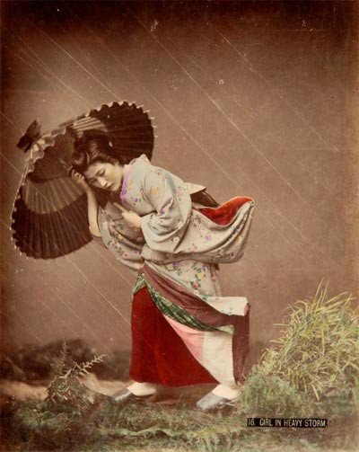 Raimund von Stillfried / Kusakabe Kimbei. Mujer entre la lluvia. c. 1870. Fotografía de la antigua Colección de Hermenegildo Miralles. Biblioteca de Catalunya, Barcelona. © Biblioteca de Catalunya