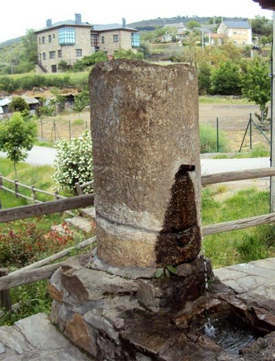 Una fuente hecha con un miliario de la Vía Nova romana. Guiarte.com