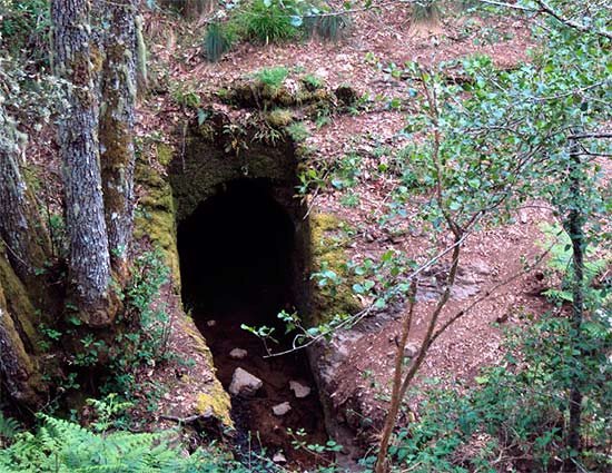 A veces aparecen en el camino cuevas de la antigua minería romana. Guiarte.com
