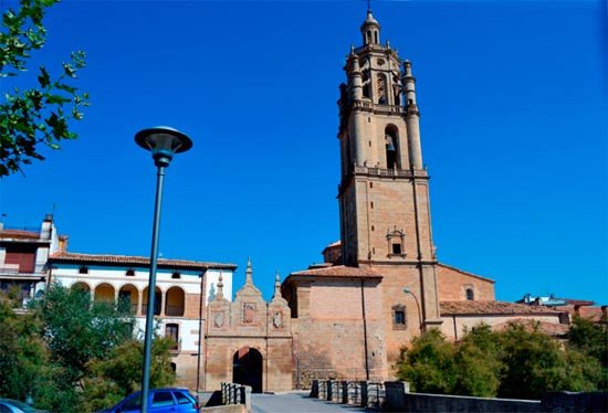 Imagen: la gran torre renacentista domina la población de Los Arcos.  Imagen de José Holguera (http://www.grabadoyestampa.com)