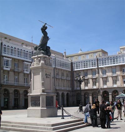 María Pita es la heroína de La Coruña. Una estatua domina la explanada de la plaza que lleva su nombre. . Imagen de guiarte.com.