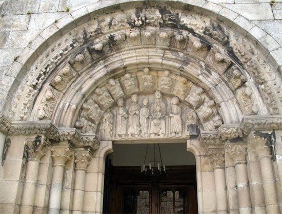 Puerta principal de la basílica de Santa María. Imagen de guiarte.com.