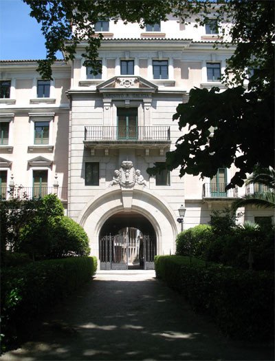 El archivo del Reino de Galicia, ante el Jardín de San Carlos, en La Coruña. Imagen de guiarte.com.