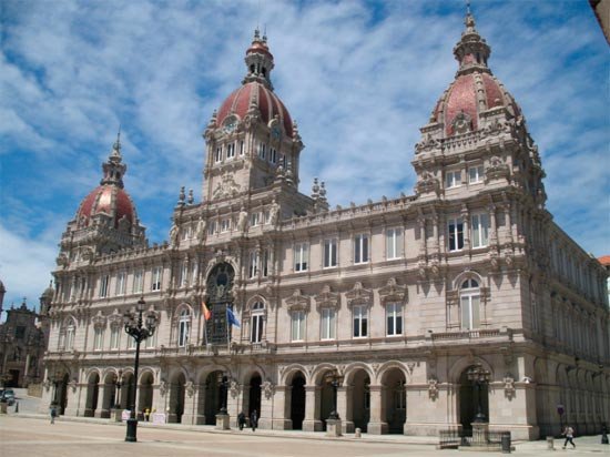 El Palacio Municipal de La Coruña, modernista, en la Plaza de María Pita. Imagen de guiarte.com.