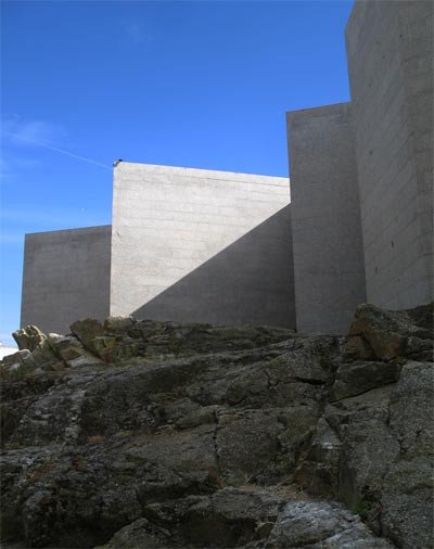 Fachada posterior de la Domus: un biombo de granito&#8230; sobre granito. Imagen de guiarte.com.