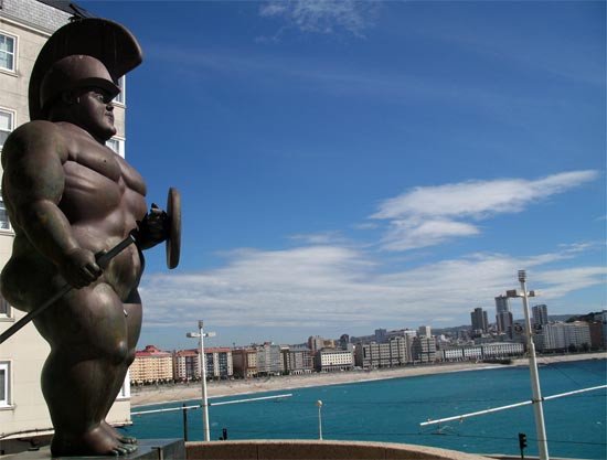 El soldado de Botero, vigila las playas de Orzán y Riazor, al fondo. Imagen de guiarte.com.