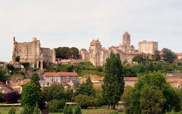 Chauvigny, en Poitou-Charentes, es una de las villas mas hermosas de Francia. Guiarte.com