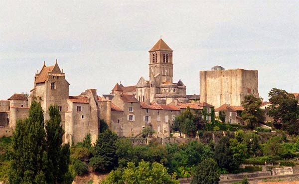 La colegiata de Sain Pierre domina el casco medieval de Chauvigny, en Poitou-Charentes, repleto de fortalezas. Guiarte.com