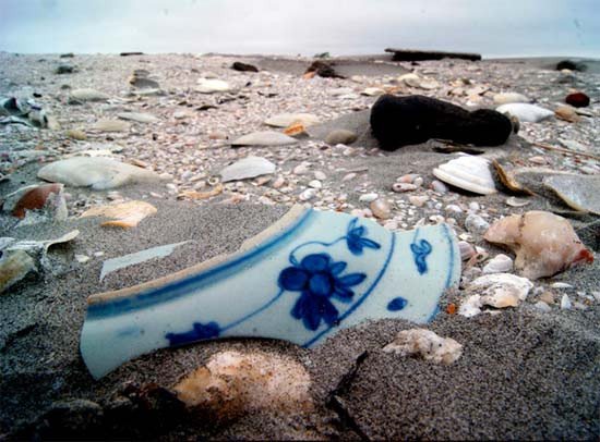 Restos del San Felipe y su cargamento, aparecen en la costa de la Baja California, cuatro siglos después del desastre. Fuente INAH/Mauricio Marat 