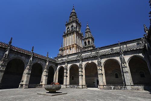 El claustro plateresco es uno de los principales de España, obra de Juan de Álava y de Rodrigo Gil Hontañón, de 1521 a 1559.