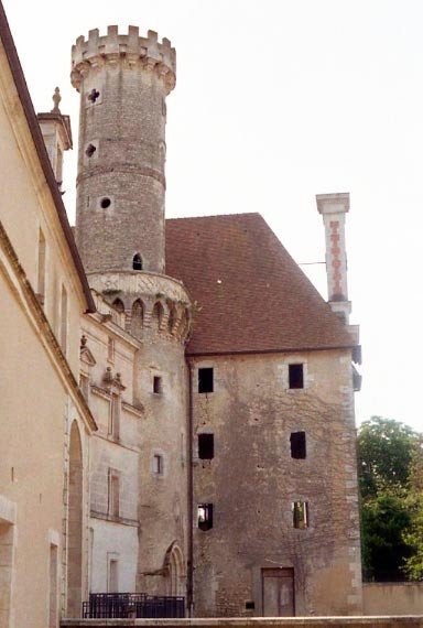León Edoux, inventor del ascensor, habitó en esta casa abacial de Saint Savin, conocida como el castillo. Guiarte.com