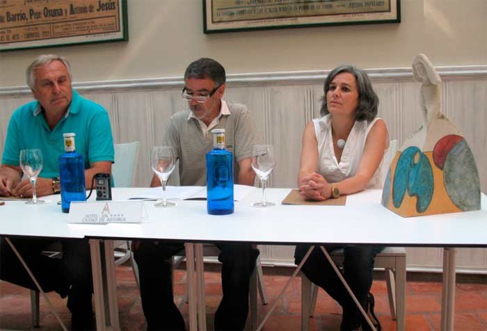 De izquierda a derecha, Tomás Alvarez, comisario de la muestra, Saturio Aller, presidente de la A. Cultural Rey Ordoño, y la ceramista Marta Rivera. guiarte.com