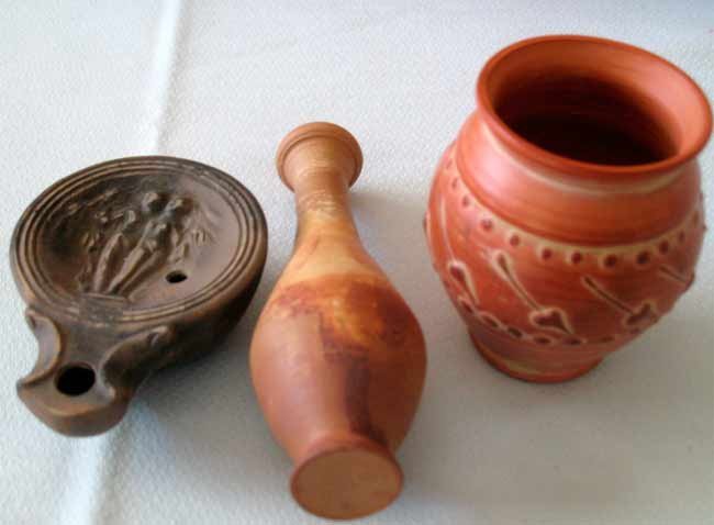Lucerna, ungüentario y vaso cerámico, reproducciones de originales de la época romana, en la muestra