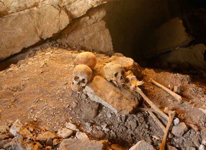 Un total de 20 osamentas humanas fueron halladas en la cueva de La Sepultura, en Tamaulipas. Imagen INAH