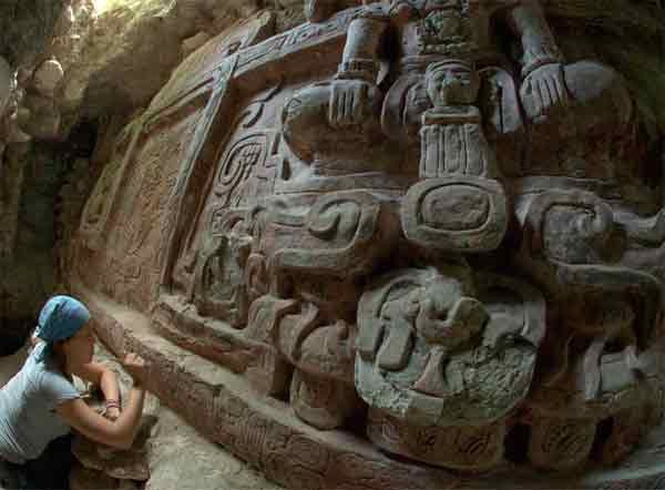 Una arqueóloga limpia la inscripción del friso de Holmul en el momento de su descubrimiento (F. Estrada-Belli/©Proyecto Arqueológico Holmul)