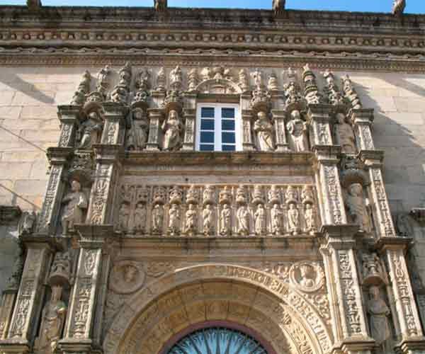 Detalle de la portada del Hostal de los Reyes Católicos, fundado para atender peregrinos. Guiarte.com