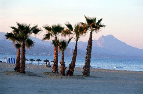 El turismo de playa es uno de los más rentables para nuestro país. Foto playa de San Juan, Alicante. Guiarte Copyright 