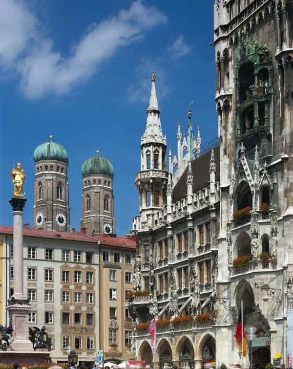 Munich. Torres de la iglesia de Nuestra Señora y edificio neogótico municipal. Imagen de Andrew Cowin/Turismo Alemán