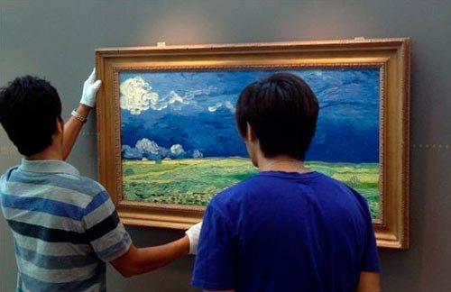 Colocando una de las reproducciones de la obra de Vincent van Gogh, en 3D. Van Gogh Museum