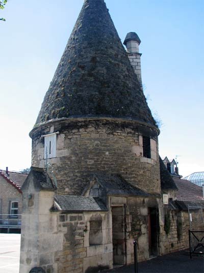 Una de las típicas torres coronadas por chapitel cilíndrico. La torre des Poudres. Imagen de Rubén Alvarez/guiarte.com