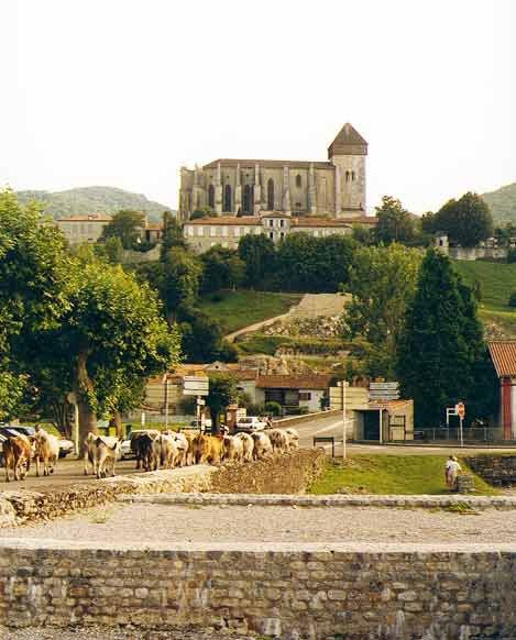 En primer término, ruinas romanas, en lo alto la magnífica iglesia de Saint Bertrand. Foto guiarte. Copyright