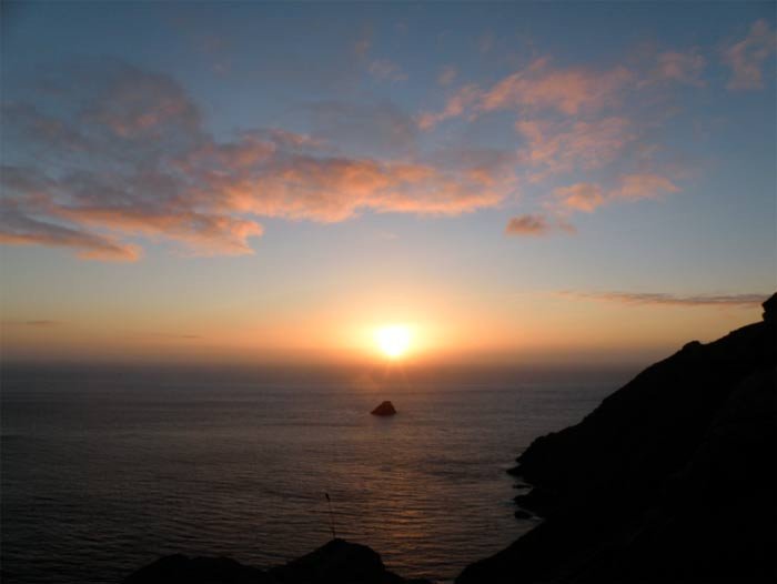 Muchos peregrinos terminan el viaje en Finisterre, contemplando la puesta de sol. M.F.Miranda/Guiarte