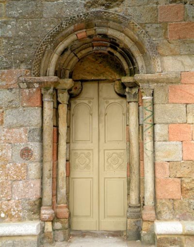 Puerta románica en la iglesia de Santa María, Finisterre, La Coruña. Imagen de M. Fernández Miranda/guiarte.com