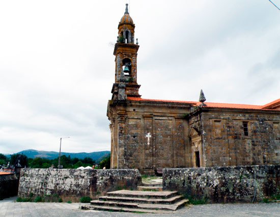 La iglesia de Carnota, con su altivo campanario. Imagen de J.M. Fernández Miranda/Guiarte