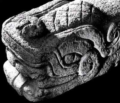 Cabeza de serpiente tallada en basalto atribuible al periodo Postclásico temprano (900-1200 d.C.).Región cultural mesoamericana del Altiplano Central. (39.3 x 85 cm). Galería página web INAH