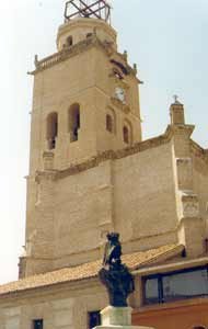 La sólida torre de la colegiata de San Antolín, junto con un busto de Isabel la Católica, una reina vinculada a la historia local. Foto guiarte. Copyright