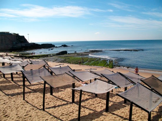 El turismo más accesible fomentará una menor estacionalidad del turismo. Playa de Estoril (Portugal) en otoño. Imagen de Guiarte.com