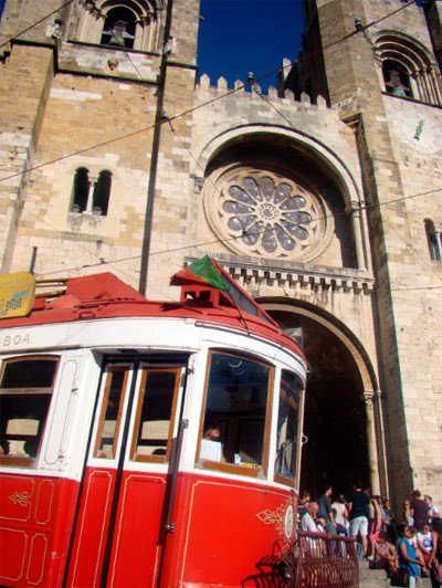 Un transporte público accesible facilita el conocimiento y disfrute de las ciudades. Tranvía ante la catedral de Lisboa. Imagen de Guiarte.com