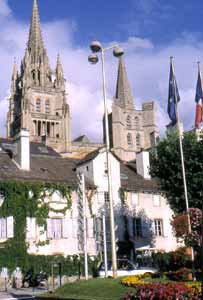 Las flechas de la catedral emergen en el cielo de Mende, en el extremo norte de la región de Languedoc. Fotografía guiarte. Copyright