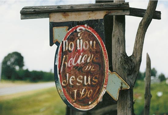 "Do you believe in Jesus?" I do". Stephen Skyes` Place. Misisipi, 1966. William Christenberry 