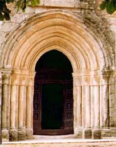 La sencilla y bella puerta de la iglesia del monasterio cisterciense de Carrizo. Foto guiarte. Copyright