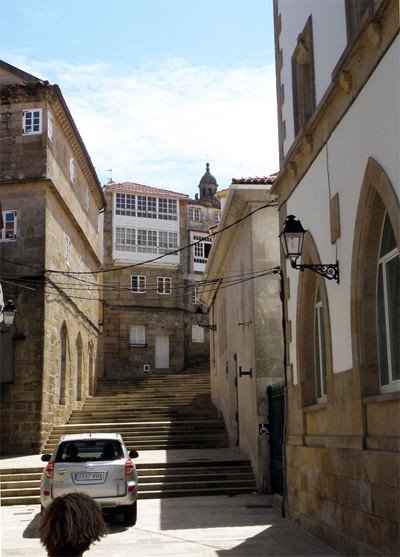 La ciudad se expande sobre las laderas, en calles empinadas y repletas de escaleras. Imagen de M. Fernández Miranda/Guiarte.com.