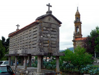 Hórreo e iglesia en Carnota. G...