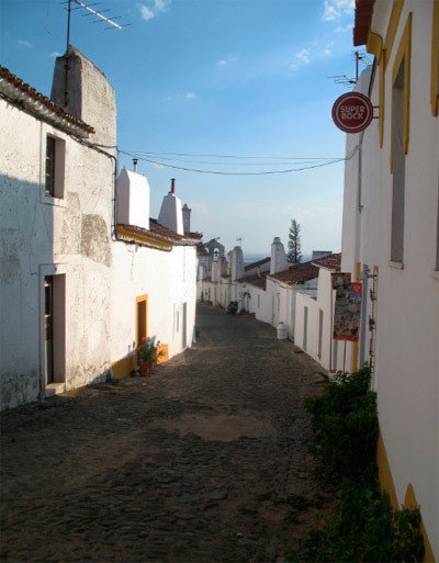 La calle principal del viejo Evoramonte, con sus humildes casas. Guiarte.com/Ana Alvarez